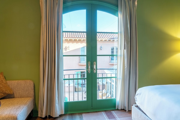 Camera Premier, 1 letto king, balcone, sul cortile | Terrazza/patio