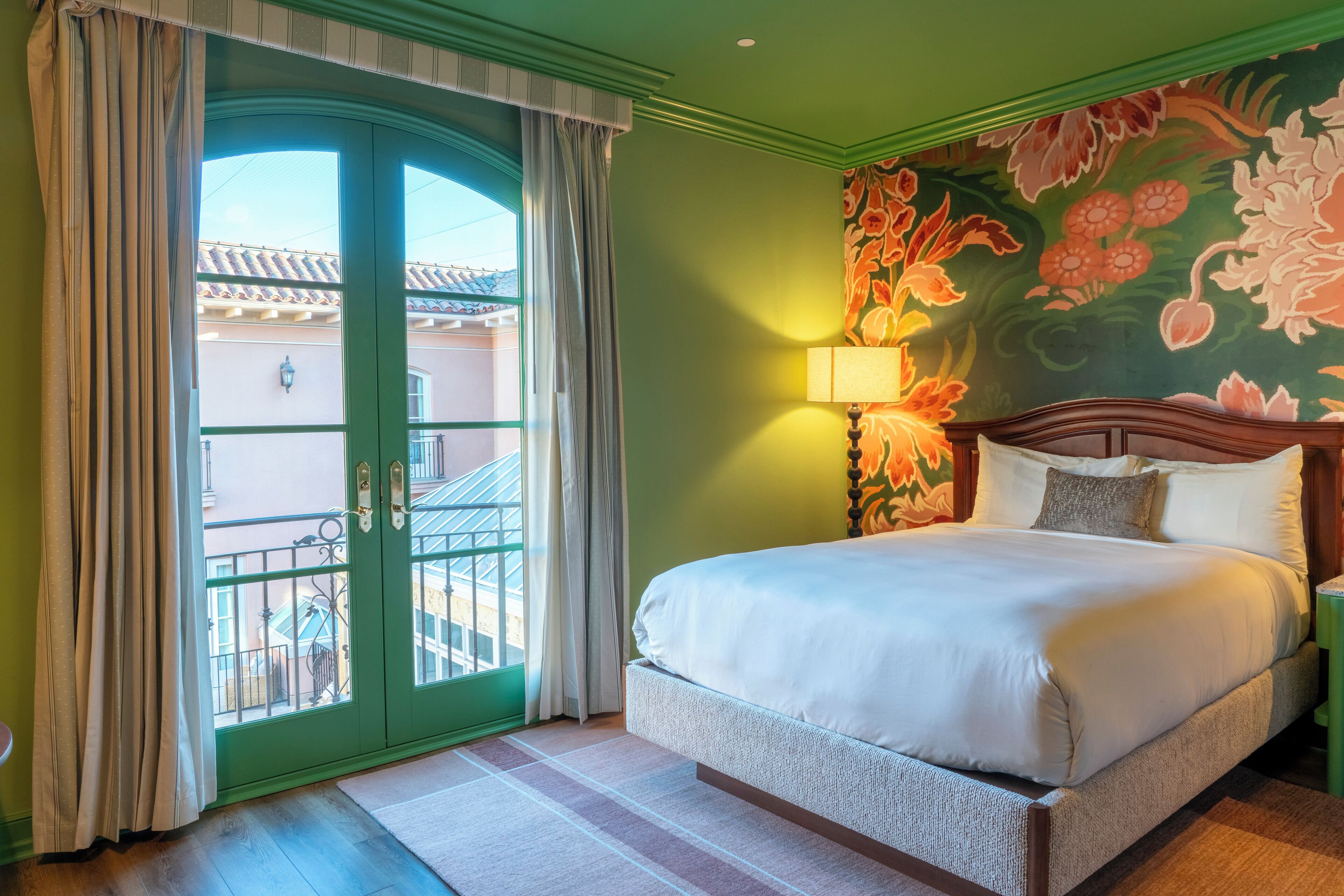 Premier Room, 1 King Bed, Balcony, Courtyard Area | Egyptian cotton sheets, premium bedding, down comforters, pillowtop beds