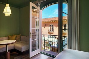 Habitación, 1 cama King size, balcón, vista al jardín | Sábanas de algodón egipcio, ropa de cama de alta calidad y edredón 