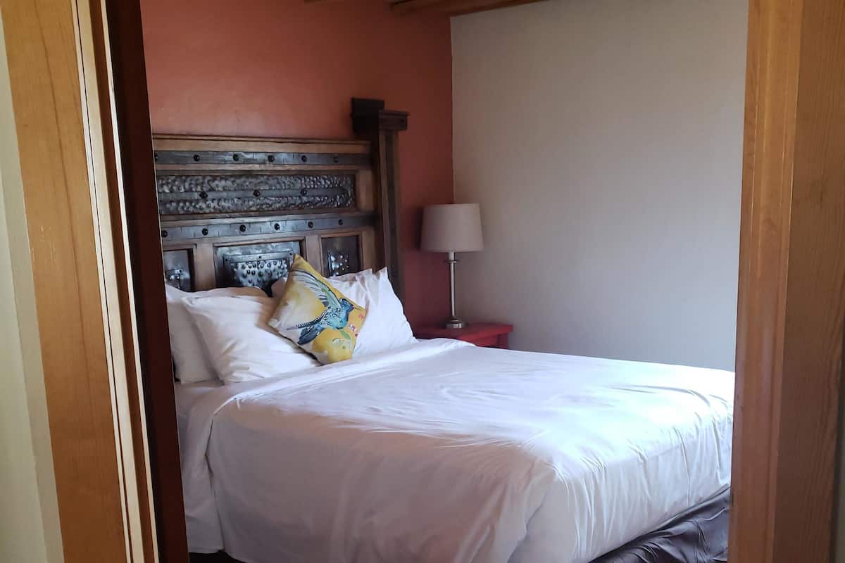 高级套房, 2 间卧室, 壁炉, 花园景观 (Pedernal Casita) | 熨斗/熨衣板、免费 WiFi、特色装修、特色家居