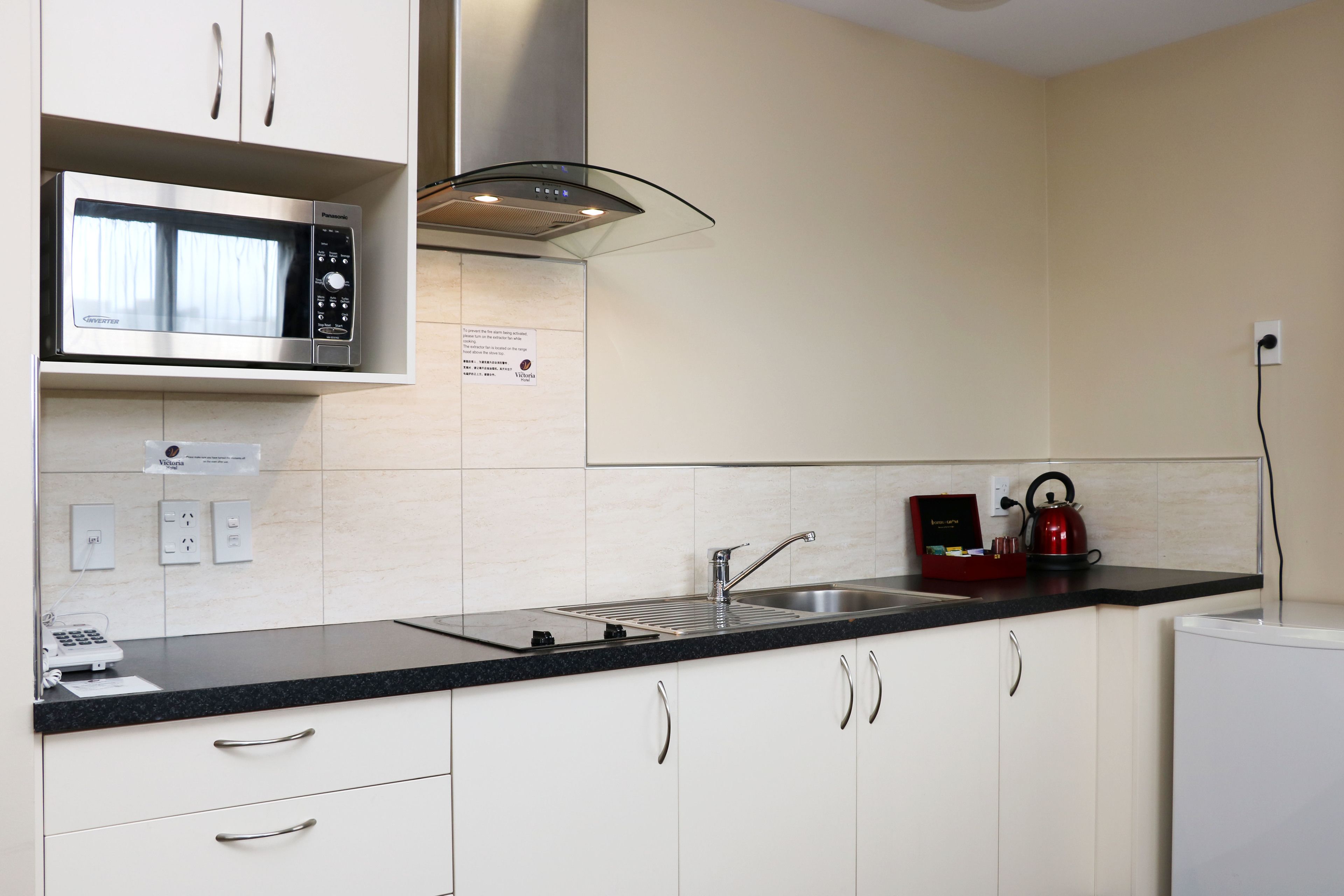 deluxe kitchen studio | private kitchen | fridge, electric kettle