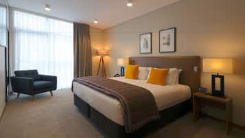 Zimmersafe, Schreibtisch, Verdunkelungsvorhänge, Bügeleisen/Bügelbrett