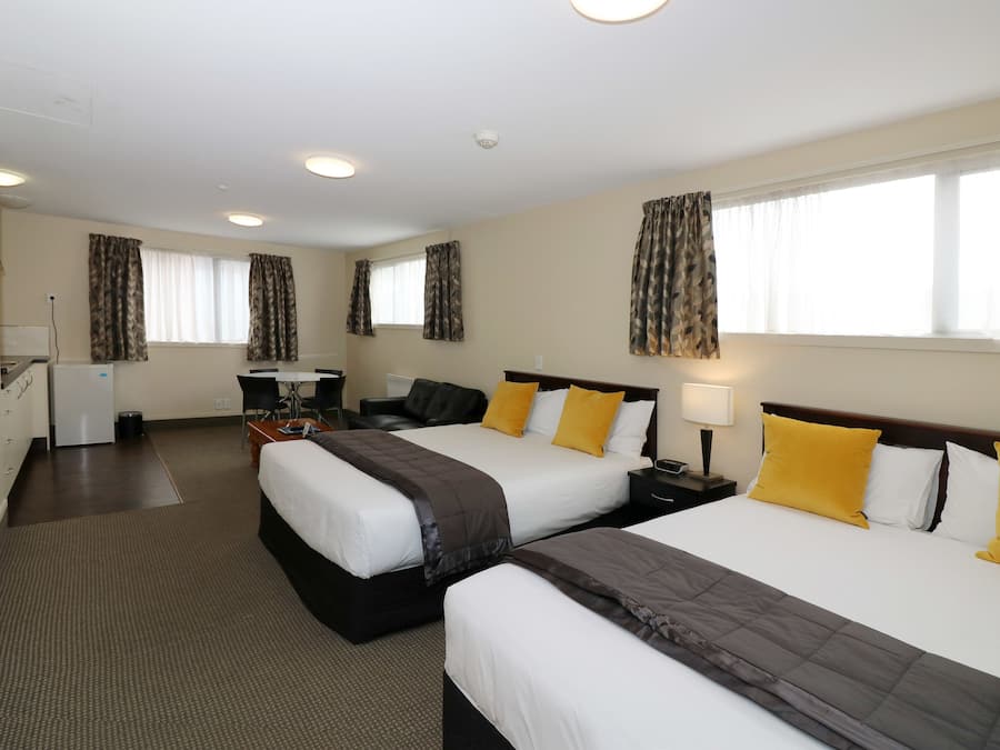 Deluxe Kitchen Studio | In-room safe, desk, blackout drapes, iron/ironing board