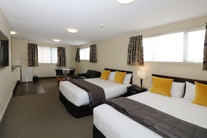 Caja de seguridad en la habitaciĂłn, escritorio y cortinas blackout