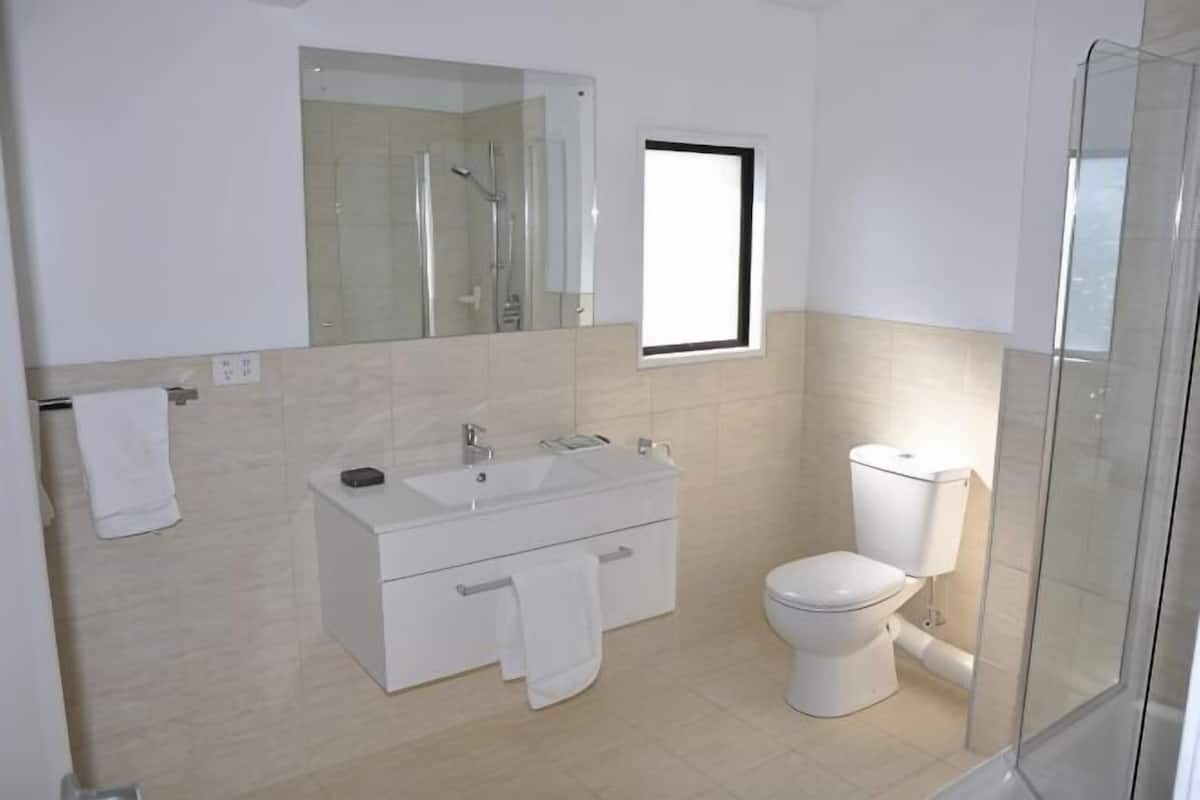 Salle de bain | Douche, articles de toilette (gratuits), séchoir à cheveux
