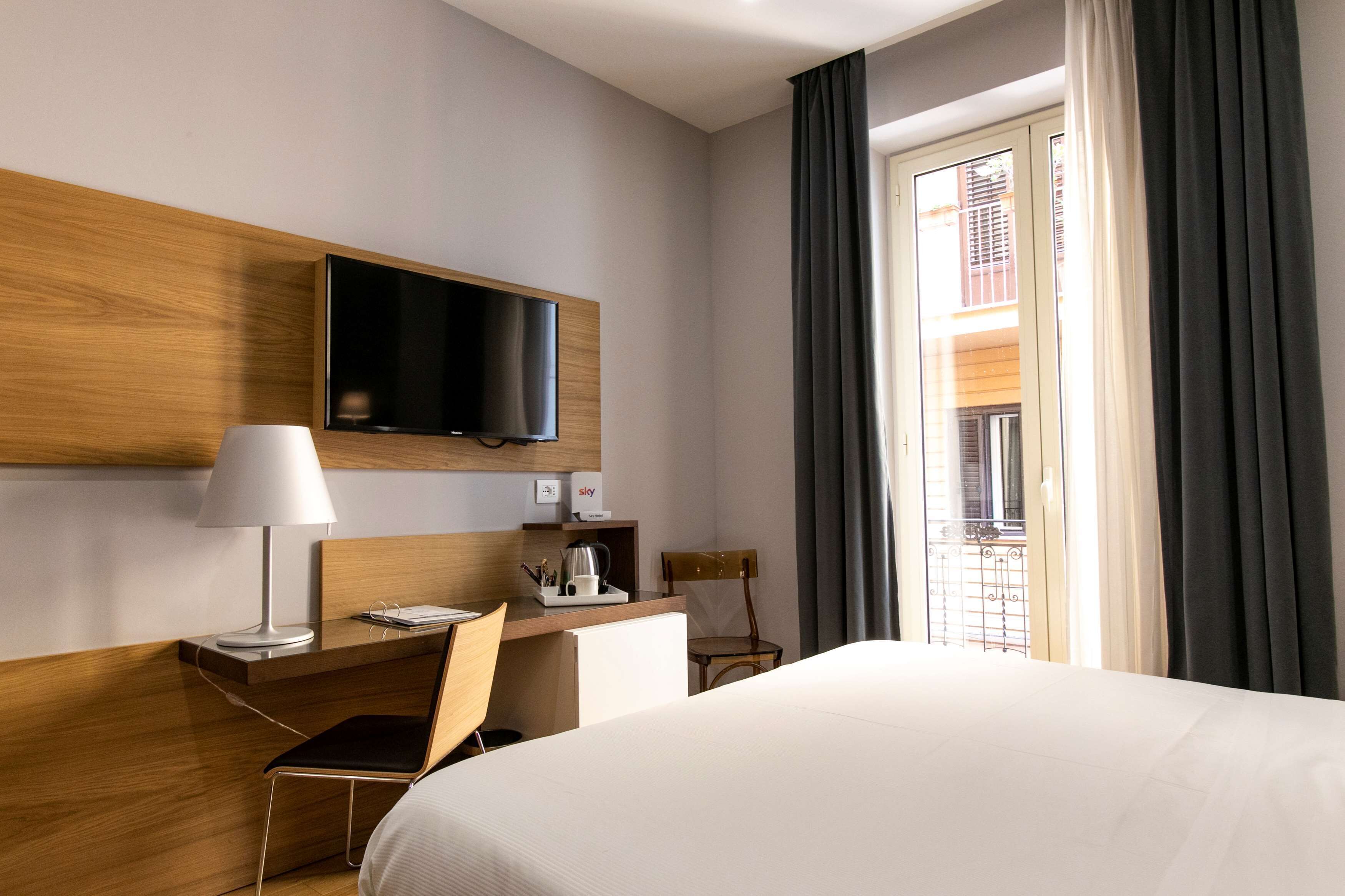 executive room, 1 king bed, smoking (shower only) | minibar, in-room safe, desk, blackout curtains