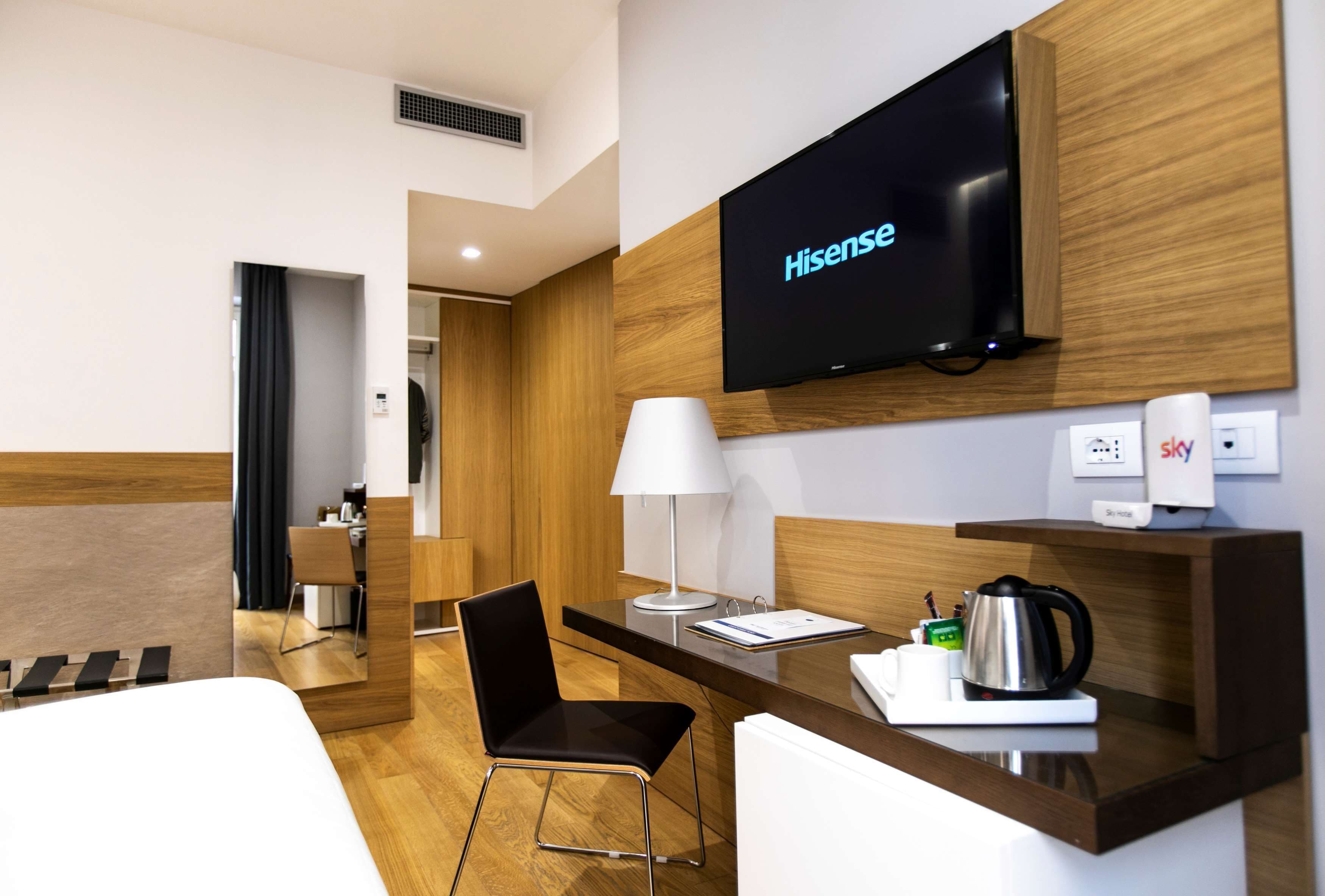 executive room, 1 king bed, smoking (shower only) | minibar, in-room safe, desk, blackout curtains