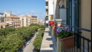 A balcony with flower boxes and a view of a tree-lined street. - Best Western Ai Cavalieri Hotel (Palermo)
