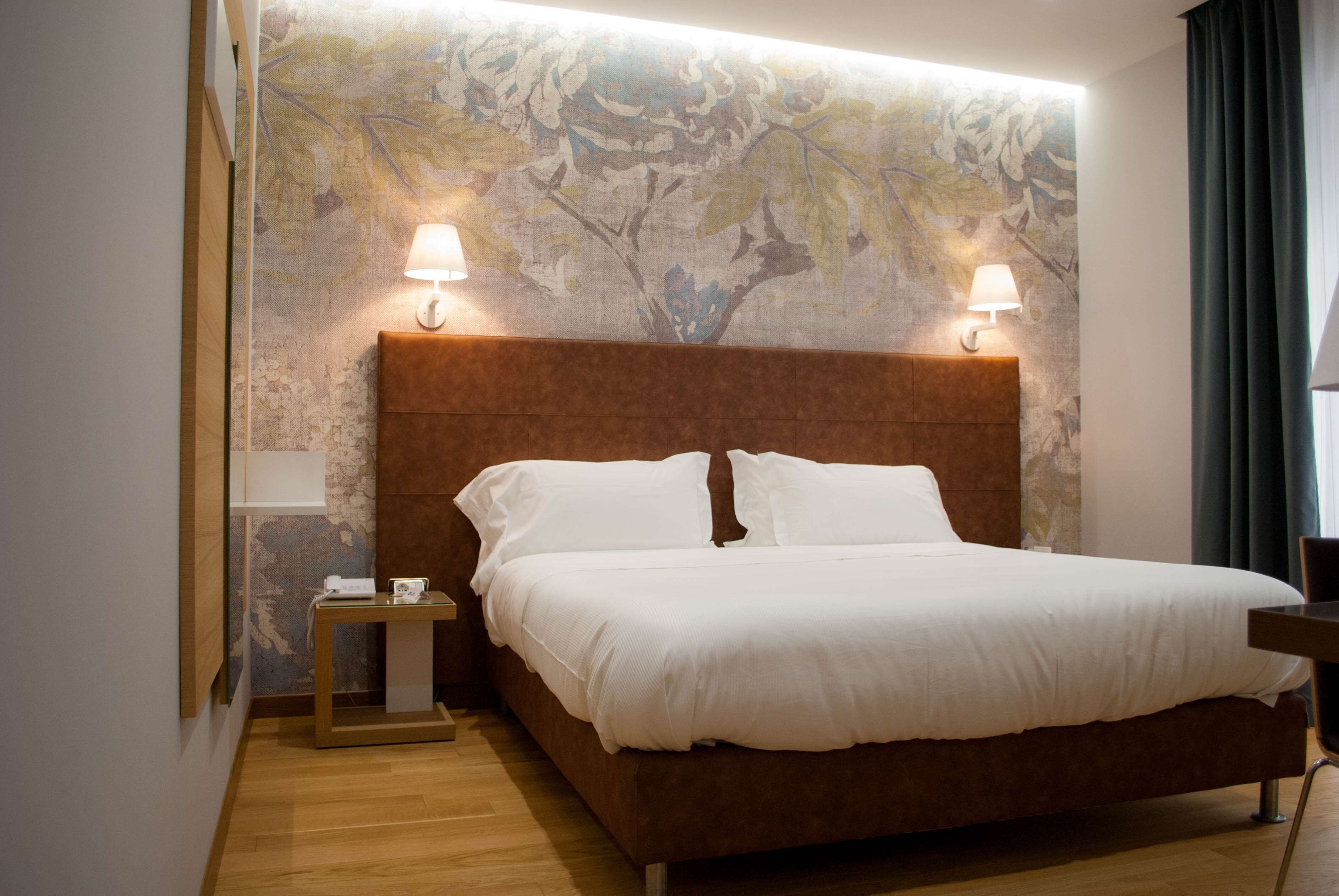 executive room, 1 king bed, smoking (shower only) | minibar, in-room safe, desk, blackout curtains