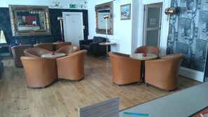 Lobby sitting area - Savoy Court Hotel (Eastbourne)