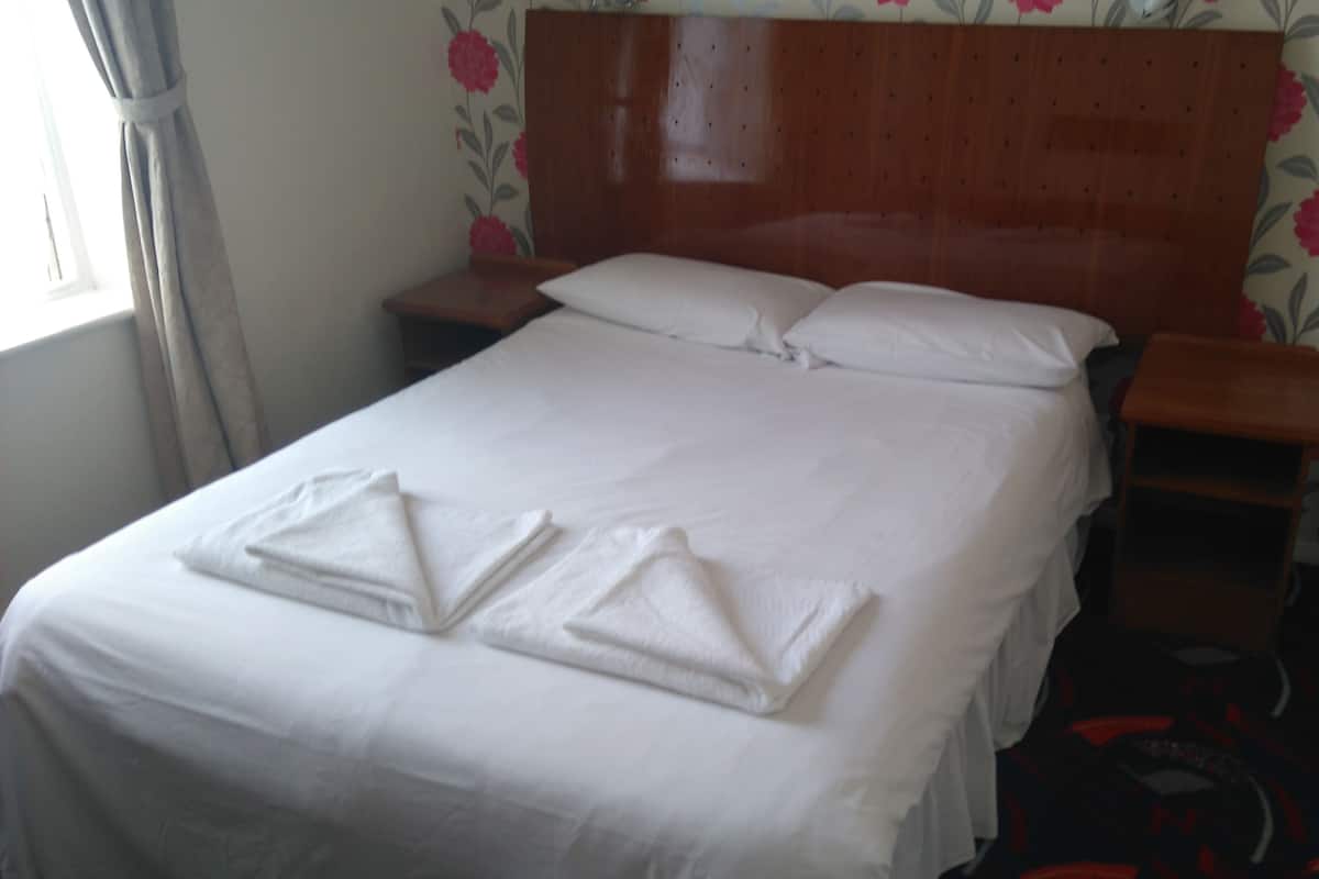 Double Room | In-room safe, iron/ironing board, free WiFi
