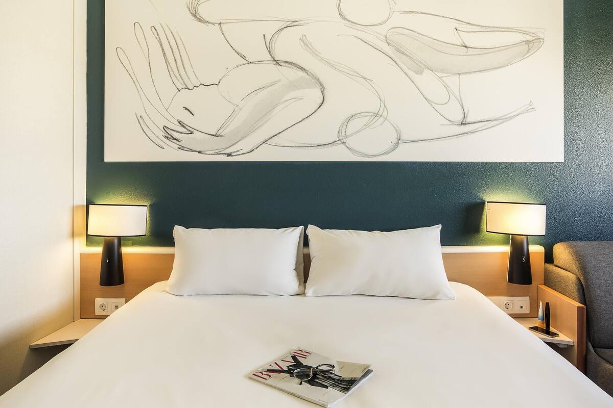 room, 1 double bed | down duvets, individually decorated, individually furnished