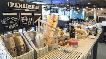 朝食 (ビュッフェ)、毎日提供 (1 名様 10.50 EUR)