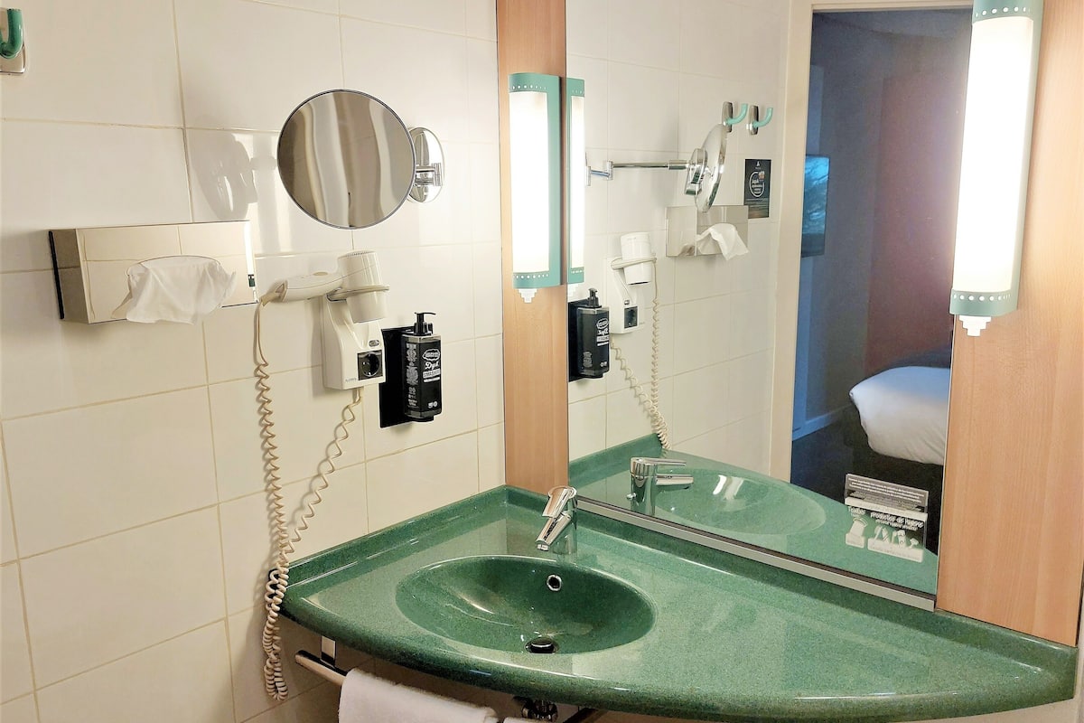 comfort room, 1 double bed | bathroom | shower, eco-friendly toiletries, hair dryer, towels