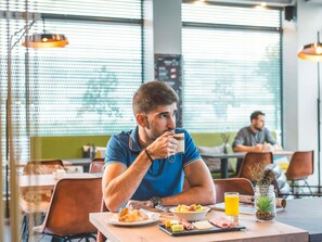 Petit déjeuner buffet servi tous les jours en supplément