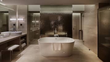 Wonderful Room (Balcony) | Bathroom | Separate bathtub and shower, deep-soaking bathtub, free toiletries