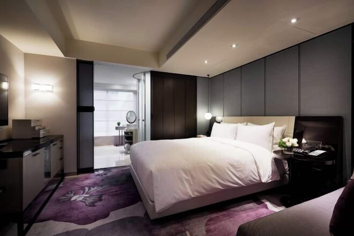 Premium bedding, in-room safe, soundproofing