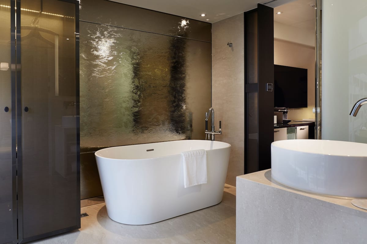 deep-soaking bathtub