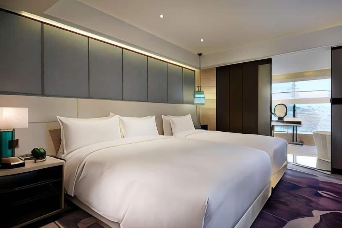 Premium bedding, in-room safe, individually decorated, soundproofing