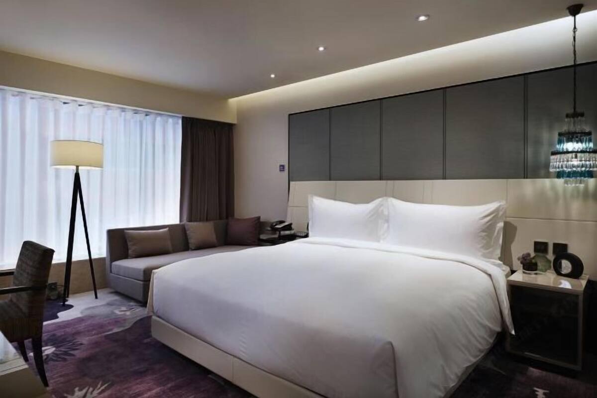 Premium bedding, in-room safe, soundproofing