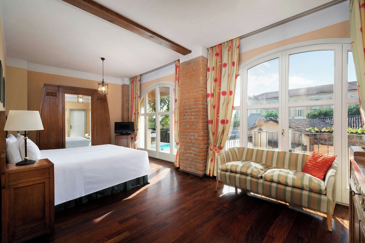 Superior Room | Hypo-allergenic bedding available, minibar, in-room safe, desk