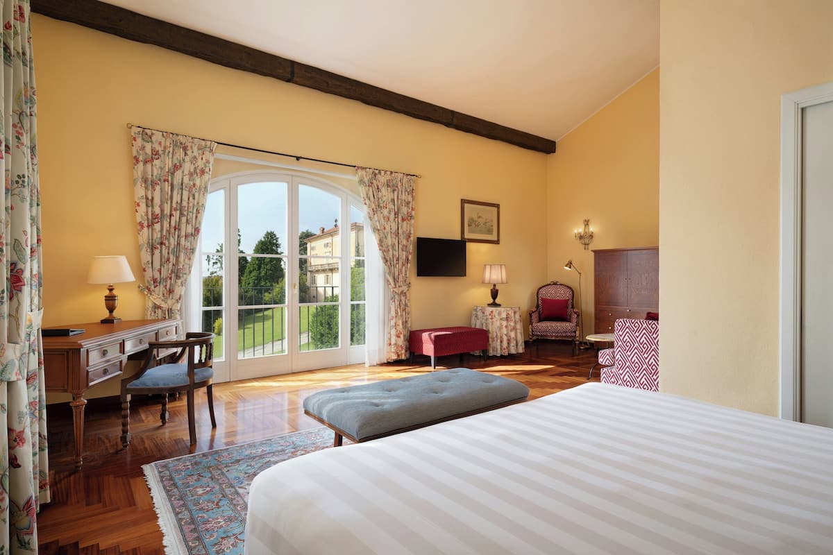 Junior Suite (Family) | Hypo-allergenic bedding available, minibar, in-room safe, desk