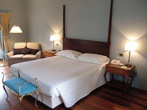 Premium Room (Deluxe) | Peralatan tempat tidur hipoalergenik, bar mini, peti besi dalam bilik 