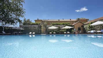 Seasonal outdoor pool, pool umbrellas, sun loungers