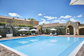 Seasonal outdoor pool, pool umbrellas, sun loungers - Sina Villa Matilde (Romano Canavese)