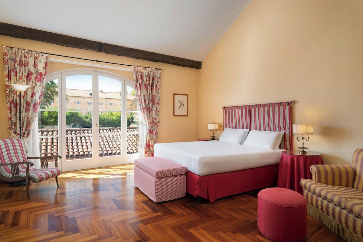 Deluxe Room | Hypo-allergenic bedding available, minibar, in-room safe, desk