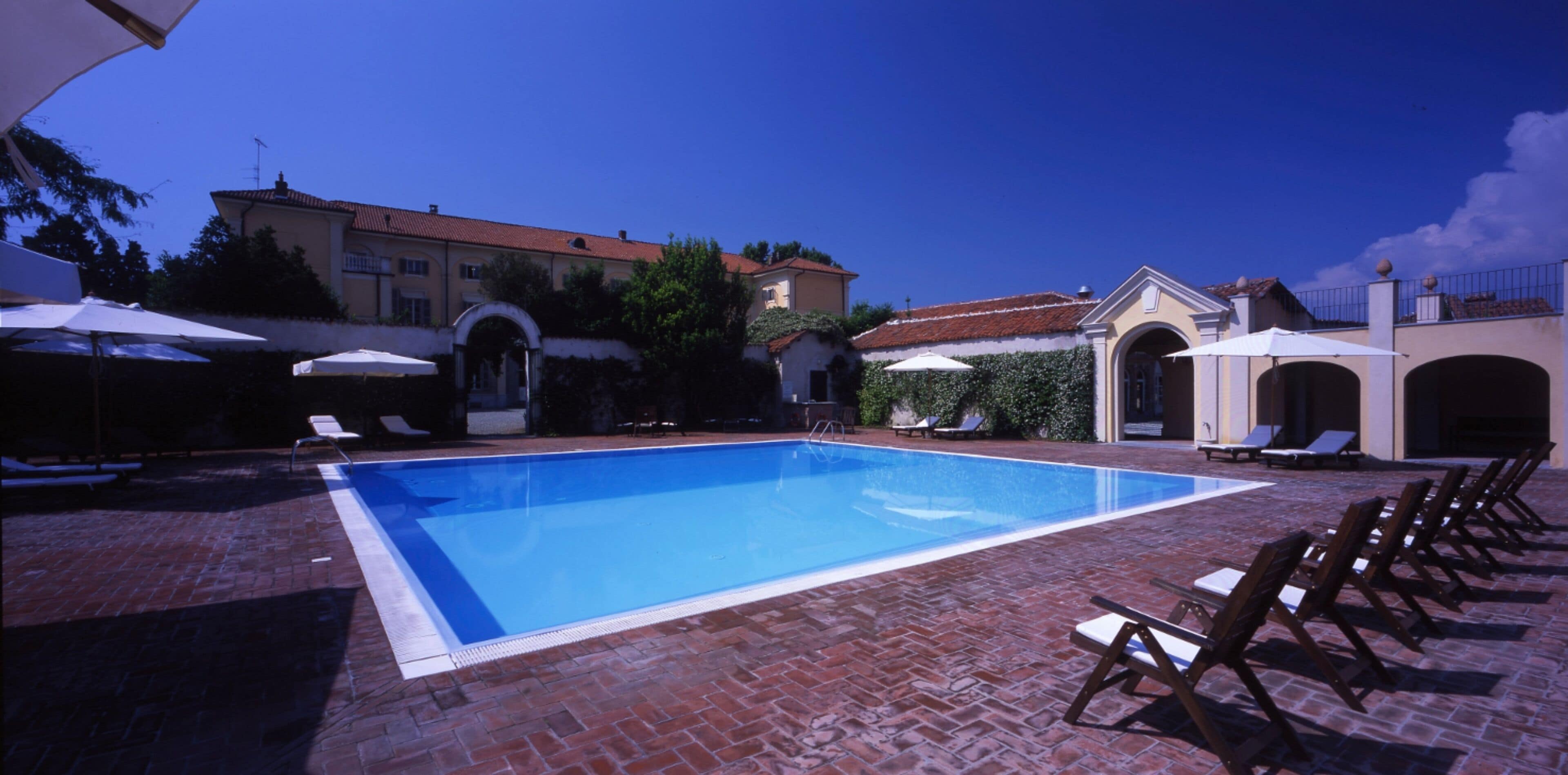 Piscina externa sazonal, guarda-sóis, espreguiçadeiras