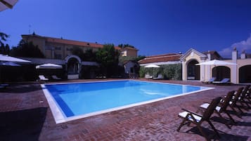 Piscina externa sazonal, guarda-sóis, espreguiçadeiras