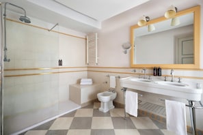 Superior Room | Bathroom | Separate tub and shower, free toiletries, hair dryer, bathrobes - Sina Villa Matilde (Romano Canavese)