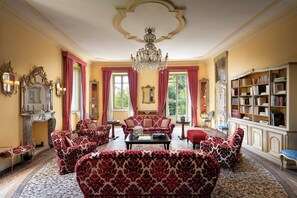 Library - Sina Villa Matilde (Romano Canavese)