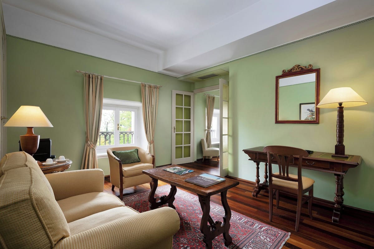 Suite, Balkon, Parkblick (Heritage) | Allergikerbettwaren, Minibar, Zimmersafe, Schreibtisch