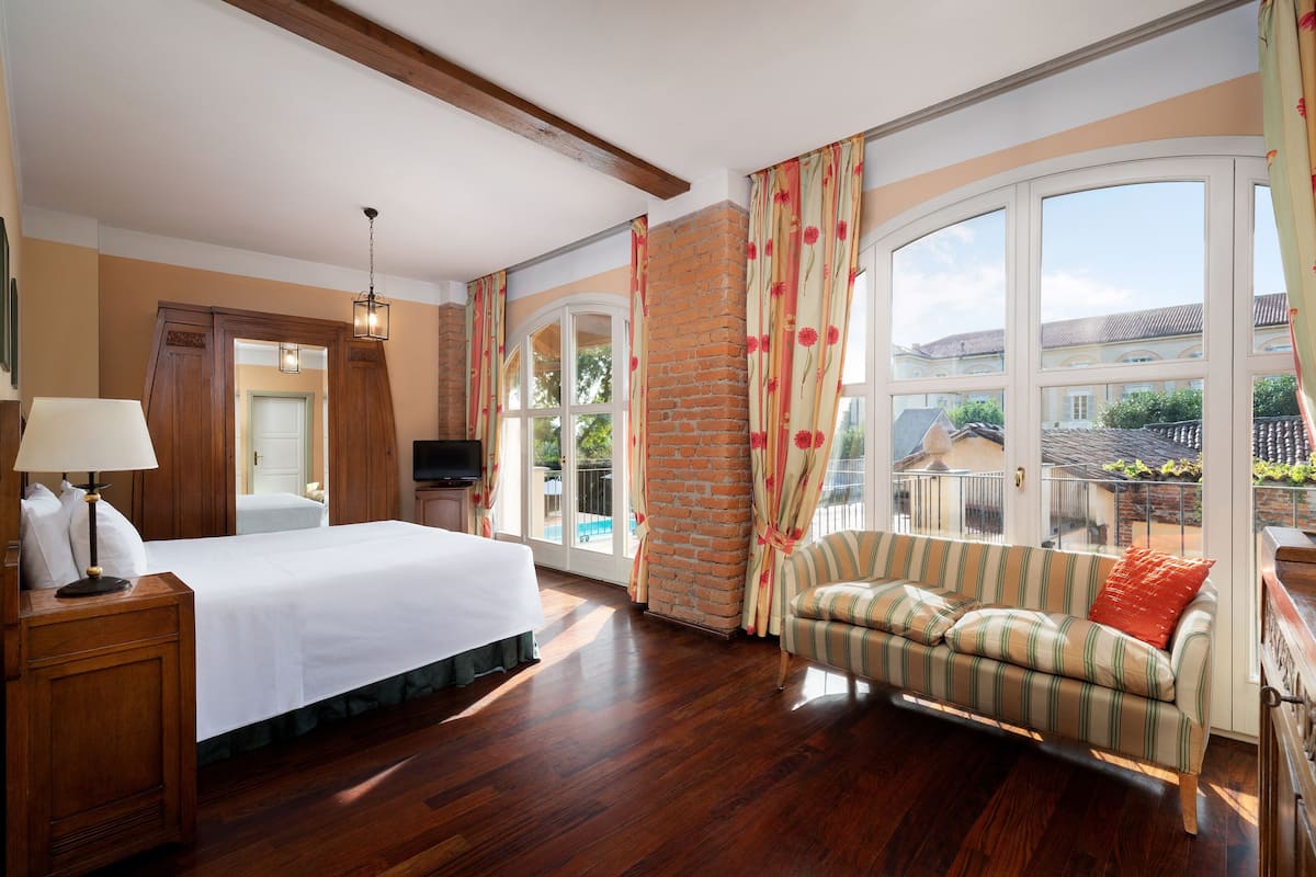 Junior Suite | Hypo-allergenic bedding, minibar, in-room safe, desk