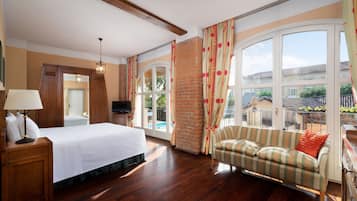 Junior Suite | Hypo-allergenic bedding, minibar, in-room safe, desk