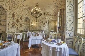 Buffet déjeuner gratuit tous les jours