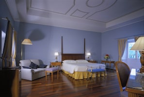 Premium Room (Deluxe) | Peralatan tempat tidur hipoalergenik, bar mini, peti besi dalam bilik 