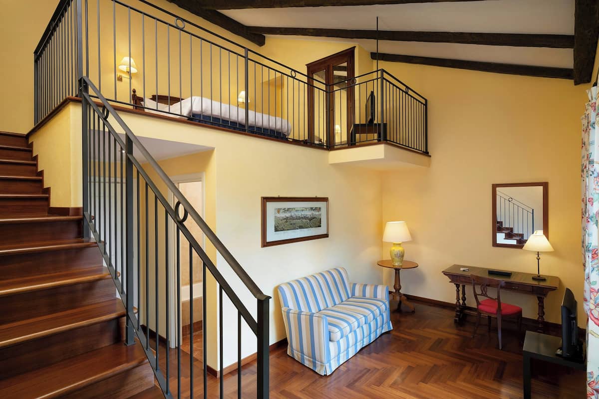 Suite (Two-floor) | Allergikerbettwaren, Minibar, Zimmersafe, Schreibtisch
