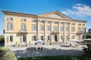 A large, classical building with multiple windows and a central entrance. - Sina Villa Matilde (Romano Canavese)