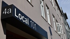 Un edificio con un letrero que dice '4a Local 101' en la fachada.