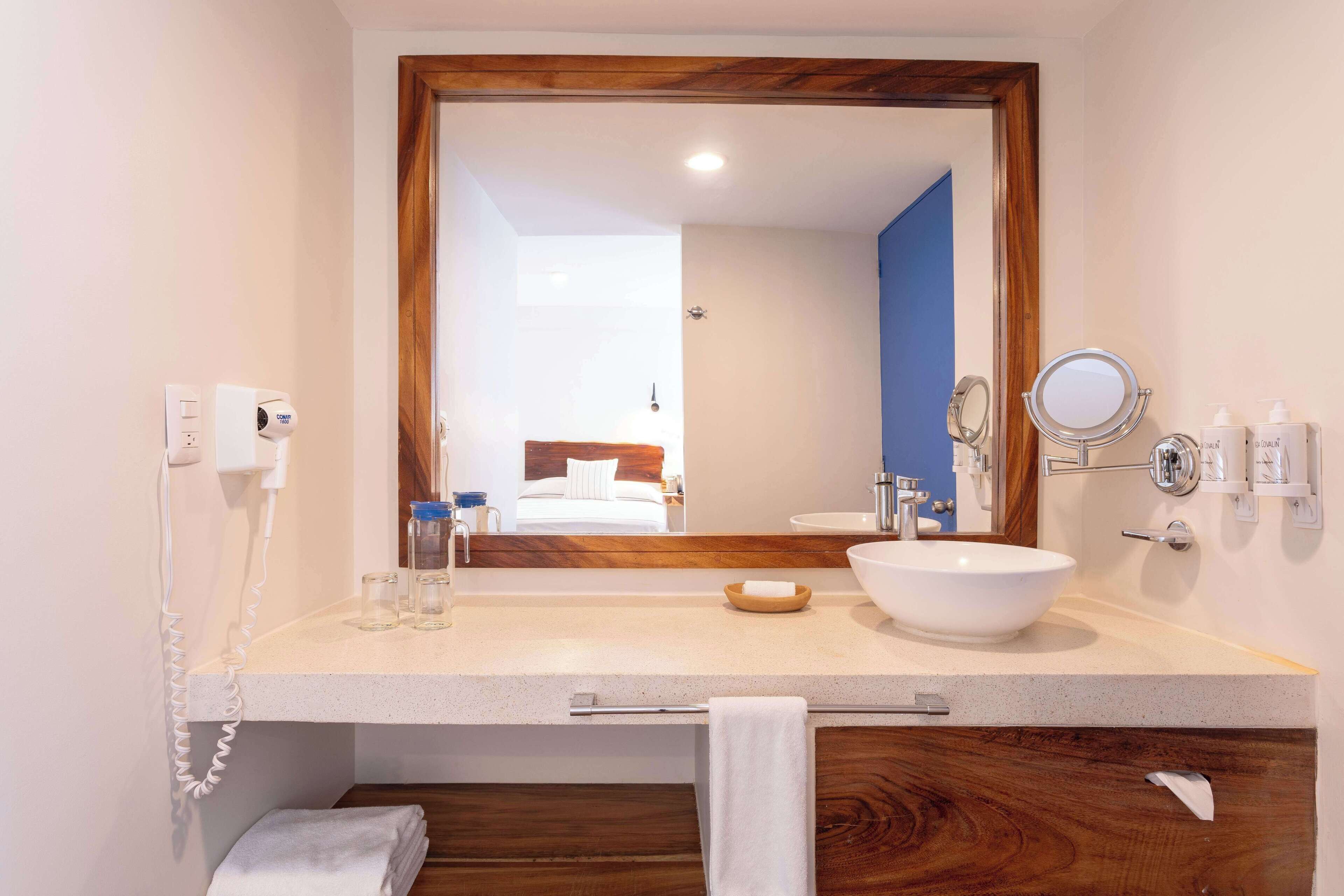 Escritorio, wifi gratis y ropa de cama 