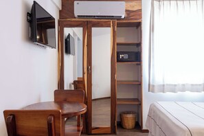 Standaard kamer (Plus) | Een bureau, gratis wifi, beddengoed