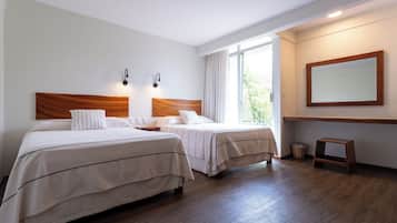Escritorio, wifi gratis y ropa de cama