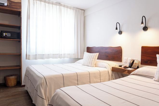 Escritorio, wifi gratis y ropa de cama 