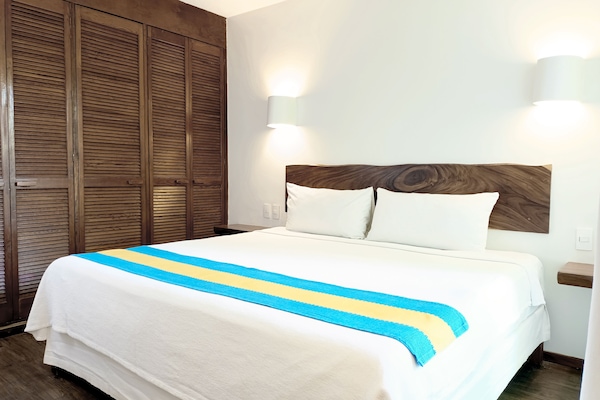 Master Suite | Desk, free WiFi, bed sheets