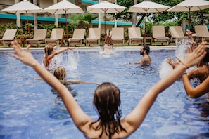 Utomhuspool, öppet 08.00 till 21.00, parasoller och solstolar