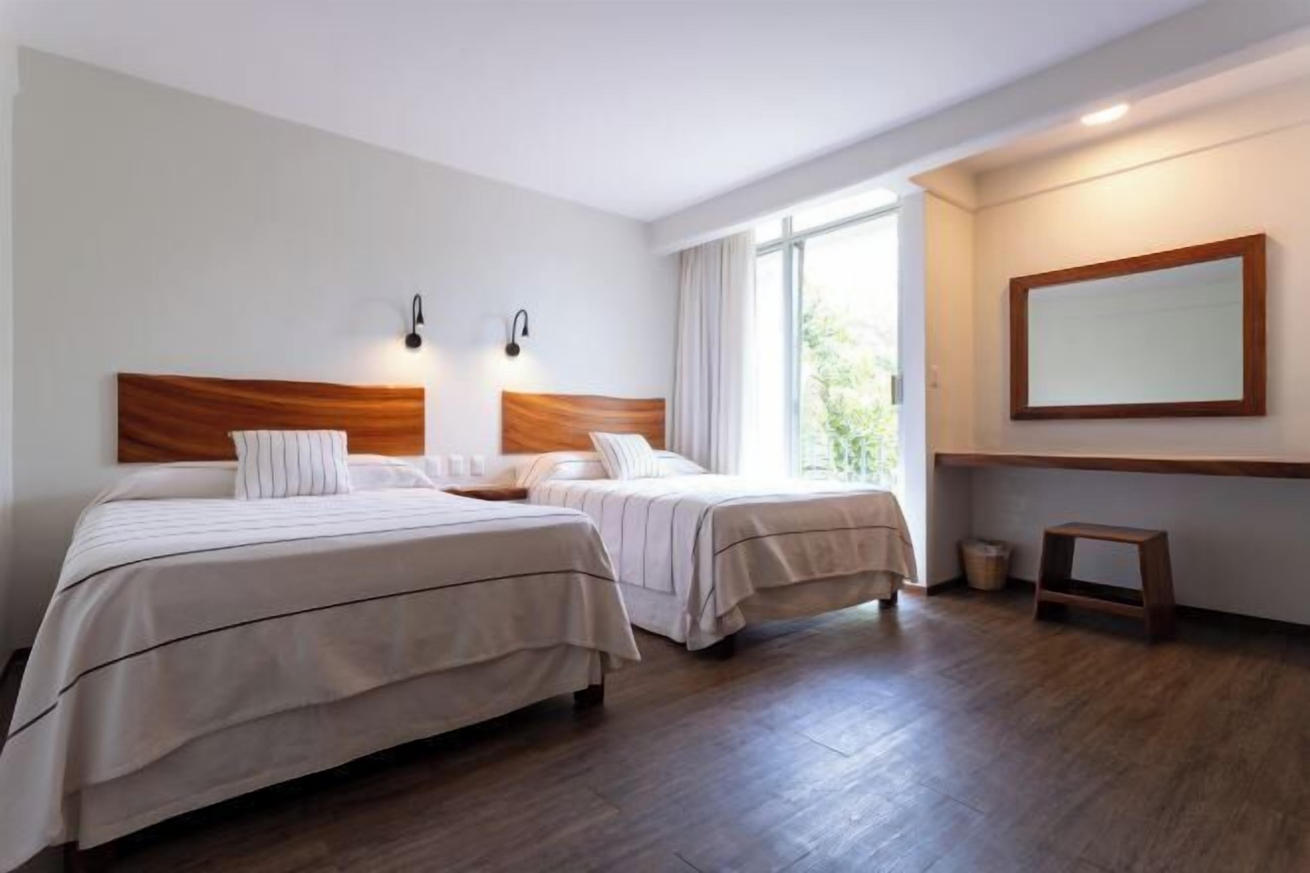 Escritorio, wifi gratis y ropa de cama 