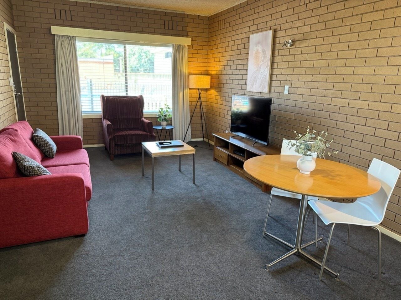 标准公寓, 1 间卧室 | 起居区 | 42-英寸纯平电视（配备数码频道）、电视、DVD 播放器